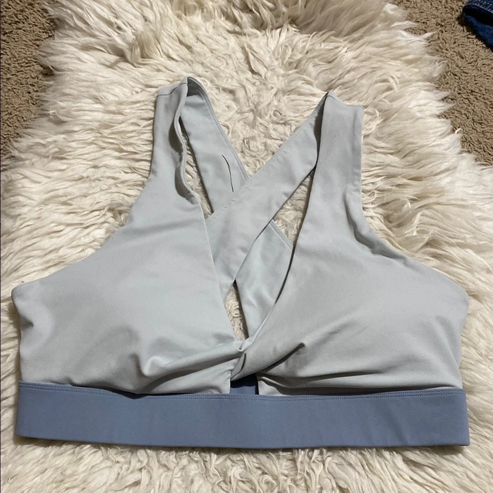 Fabletics Oasis Twist Sports Bra In Arctic Grey/Raincloud Size 1X